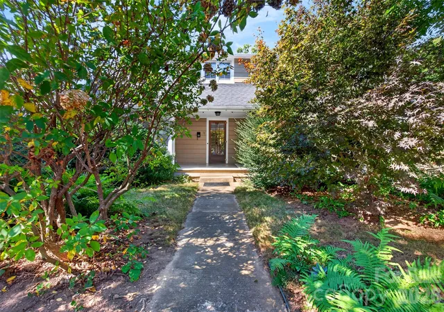 Photo 3 of Single family home for sale at 17 Darcy Ln, Asheville, NC 28804 | MLS# 4432812 | Listing updated on 2026-10-09