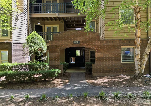 Listing Photo 4 - Condo for sale in building located at 1109 E Morehead St, Charlotte, NC 28204 - Unit #16