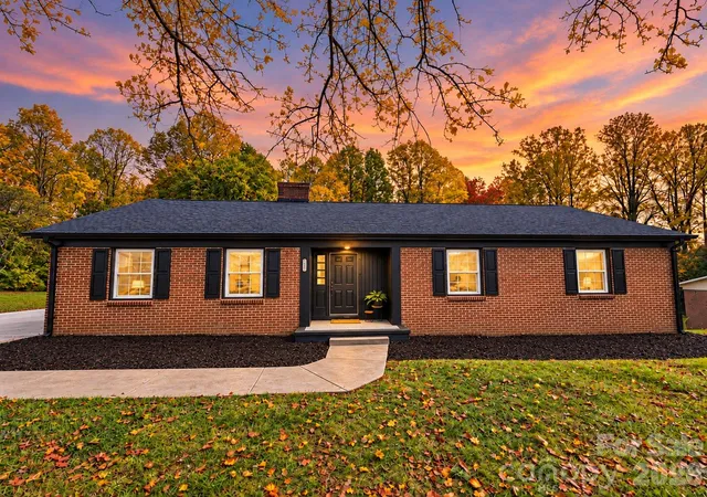 Photo 1 of Single family home for sale at 2808 28th Street Ne, Hickory, NC 28601 | MLS# 4432829 | Listing updated on 2026-10-29