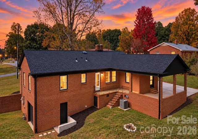 Photo 2 of Single family home for sale at 2808 28th Street Ne, Hickory, NC 28601 | MLS# 4432829 | Listing updated on 2026-10-29