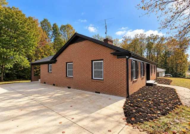 Photo 3 of Single family home for sale at 2808 28th Street Ne, Hickory, NC 28601 | MLS# 4432829 | Listing updated on 2026-10-29
