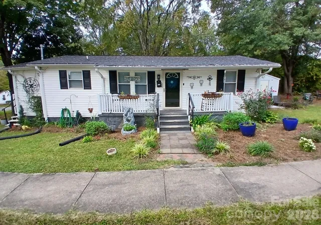 Photo 1 of Single family home for sale at 115 S Davis St, Dallas, NC 28034 | MLS# 4432832 | Listing updated on 2026-10-08