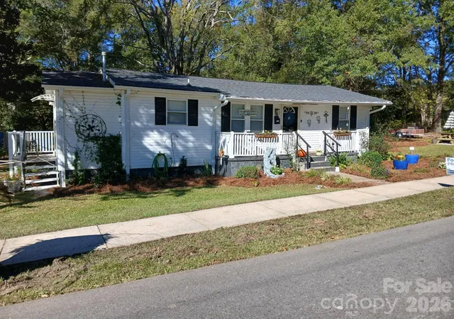 Single family home for sale at 115 S Davis St, Dallas, NC 28034 | MLS# 4432832