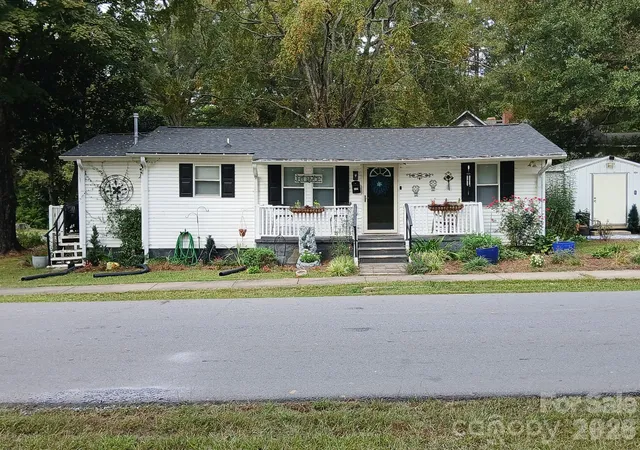 Photo 3 of Single family home for sale at 115 S Davis St, Dallas, NC 28034 | MLS# 4432832 | Listing updated on 2026-10-08
