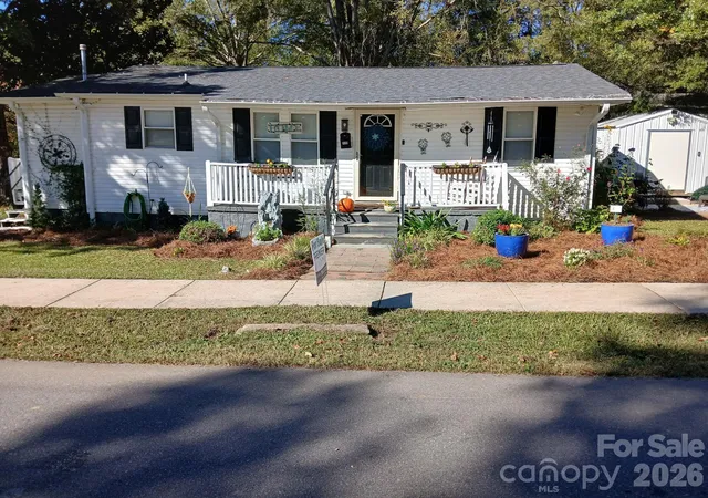 Single family home for sale at 115 S Davis St, Dallas, NC 28034 | MLS# 4432832