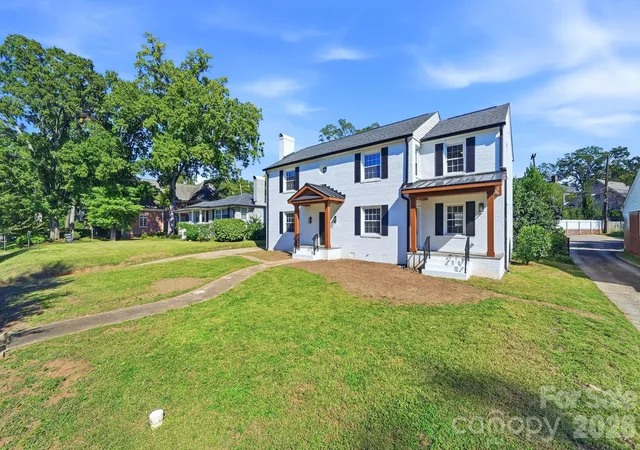 Photo 3 of House for sale at 1307 S Kings Dr, Charlotte, NC 28207 | MLS# 4432862 | Listing updated on 2026-10-24