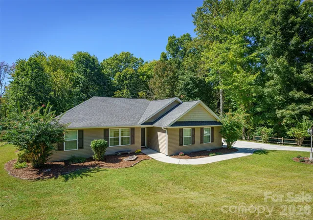 Photo 2 of Single family home for sale at 202 Hondah Rd, Brevard, NC 28712 | MLS# 4432866 | Listing updated on 2026-10-10