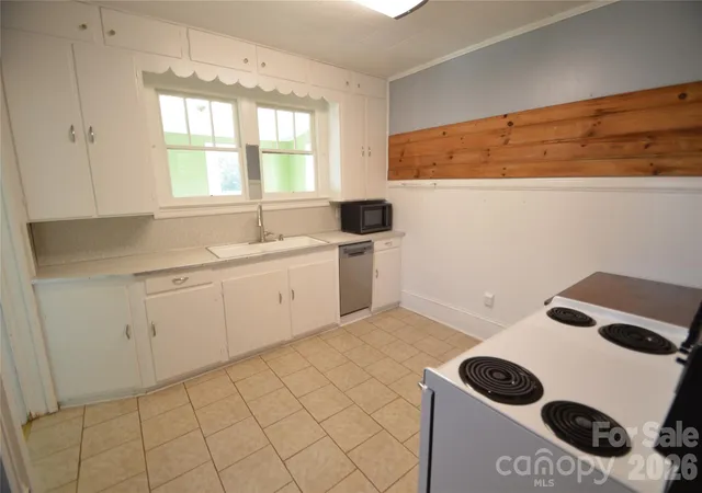 Photo 4 of Single family home for sale at 813 Powell Ave SW, Valdese, NC 28690 | MLS# 4432871 | Listing updated on 2026-10-10