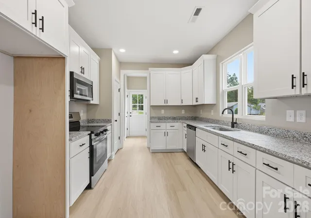 Photo 4 of Single family home for sale at 1027 Houston St, Gastonia, NC 28052 | MLS# 4432877 | Listing updated on 2026-10-08