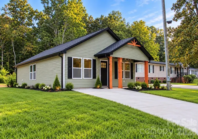 Photo 2 of Single family home for sale at 521 Castlewood Cir, Rock Hill, SC 29730 | MLS# 4432930 | Listing updated on 2026-10-09