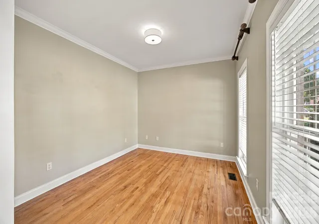 Photo 4 of Single family home for sale at 214 Harbor Landing Dr, Mooresville, NC 28117 | MLS# 4432944 | Listing updated on 2026-10-20