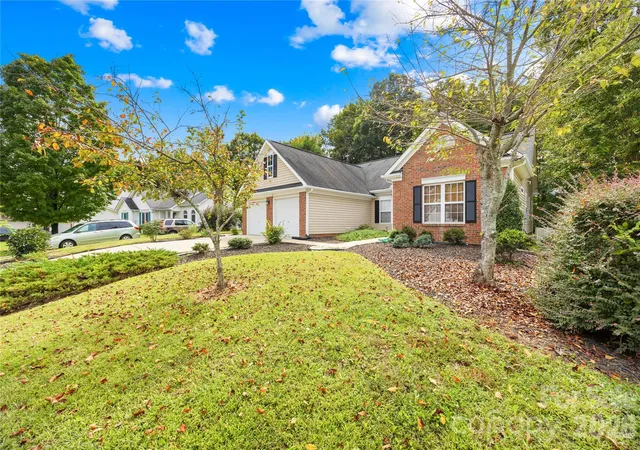 Photo 2 of Single family home for sale at 9521 Foggy Meadow Rd, Charlotte, NC 28269 | MLS# 4432947 | Listing updated on 2026-10-10