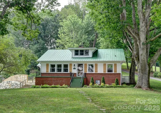 Photo 2 of Single family home for sale at 1110 Queentown Rd, Canton, NC 28716 | MLS# 4432950 | Listing updated on 2026-10-09