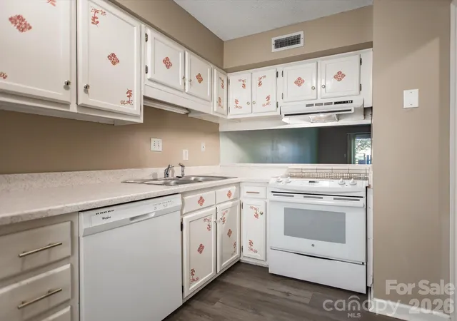 Photo 3 of Townhouse for sale at 2705 N Center St, Hickory, NC 28601 | MLS# 4433040 | Listing updated on 2026-10-10