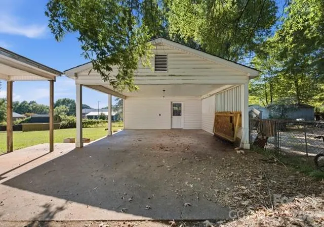 Photo 3 of Single family home for sale at 1411 Reid St, Statesville, NC 28677 | MLS# 4433041 | Listing updated on 2026-10-10
