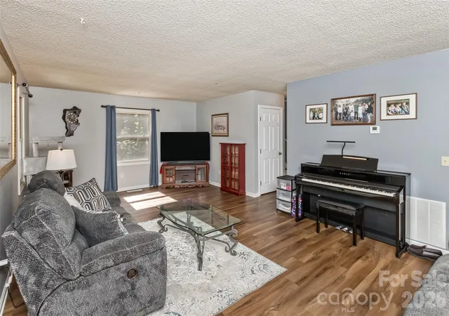 Photo 2 of Single family home for sale at 2911 Middleton Pl #32, Hendersonville, NC 28791 | MLS# 4433070 | Listing updated on 2026-10-28