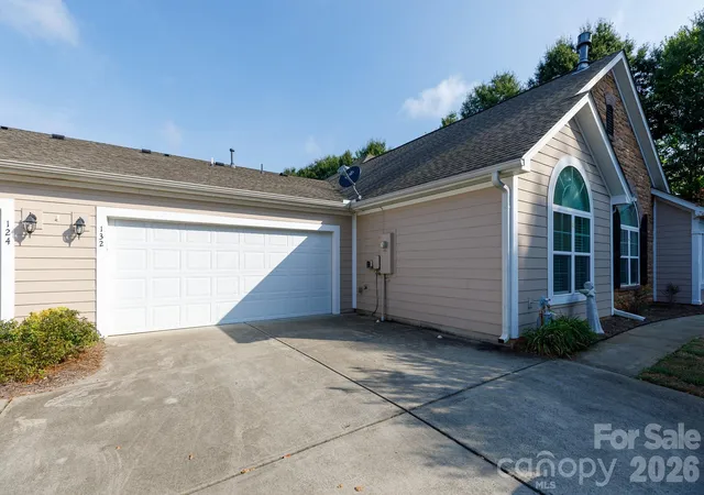 Photo 2 of Condo for sale at 132 Lone Oak Cir, Rock Hill, SC 29732 | MLS# 4433071 | Listing updated on 2026-10-09