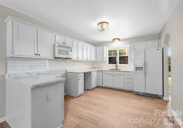 Photo 1 of Single family home for sale at 2065 Gary Ln, Hickory, NC 28602 | MLS# 4433074 | Listing updated on 2026-10-10