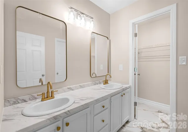 Photo 2 of Single family home for sale at 2065 Gary Ln, Hickory, NC 28602 | MLS# 4433074 | Listing updated on 2026-10-10