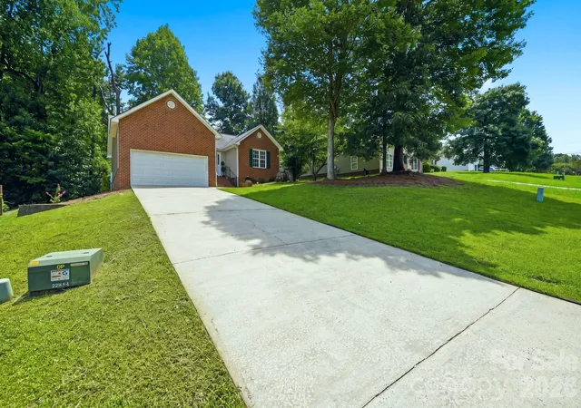 Photo 3 of Single family home for sale at 1008 Raywood Ct, Matthews, NC 28104 | MLS# 4433081 | Listing updated on 2026-10-09