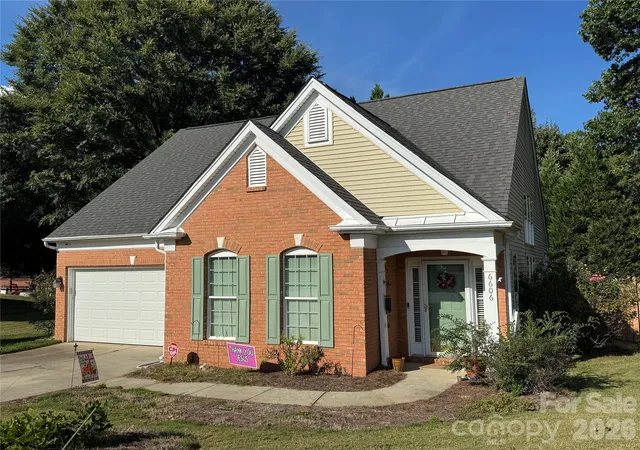 Single family home for sale at 6606 Warbler Wood Ct, Charlotte, NC 28269 | MLS# 4433082