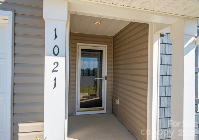 Photo 2 of Single family home for sale at 1021 Foxberry Ln, Maiden, NC 28650 | MLS# 4433101 | Listing updated on 2026-10-09