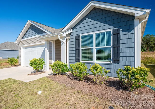 Photo 3 of Single family home for sale at 1021 Foxberry Ln, Maiden, NC 28650 | MLS# 4433101 | Listing updated on 2026-10-09