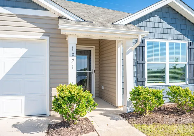 Photo 3 of Single family home for sale at 1021 Foxberry Ln, Maiden, NC 28650 | MLS# 4433101 | Listing updated on 2026-10-09