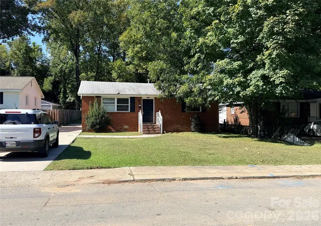 Photo 1 of Sale Pending at 2516 Finchley Dr, Charlotte, NC 28215 | MLS# 4433103 | Listing updated on 2026-10-09