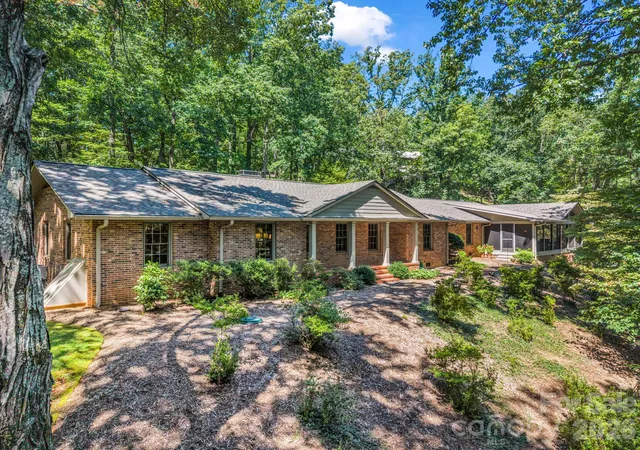 Photo 1 of Single family home for sale at 280 Overlook Cir, Tryon, NC 28782 | MLS# 4433125 | Listing updated on 2026-10-19