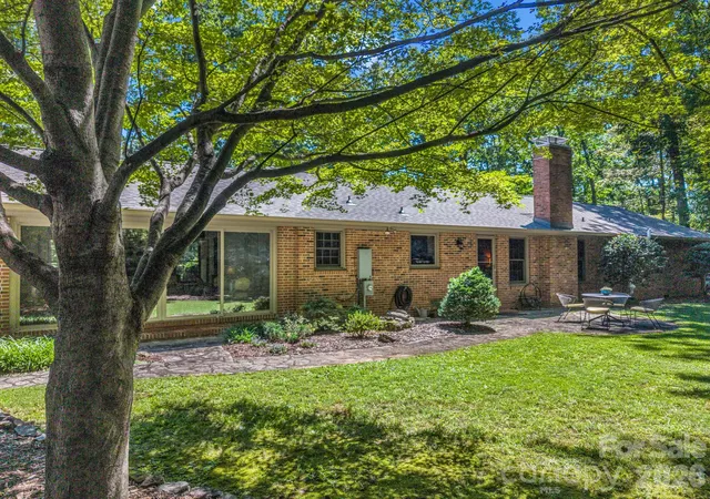 Photo 3 of Single family home for sale at 280 Overlook Cir, Tryon, NC 28782 | MLS# 4433125 | Listing updated on 2026-10-19