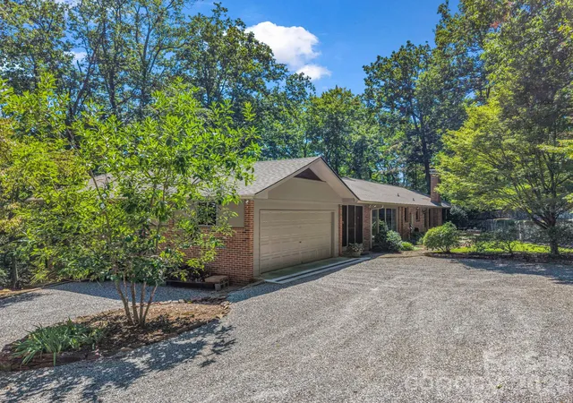 Photo 4 of Single family home for sale at 280 Overlook Cir, Tryon, NC 28782 | MLS# 4433125 | Listing updated on 2026-10-19