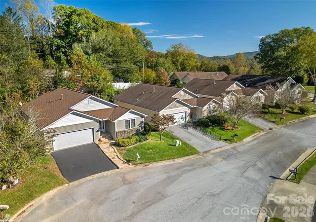 Photo 3 of Single family home for sale at 88 E Danbury Ln, Brevard, NC 28712 | MLS# 4433132 | Listing updated on 2026-10-17