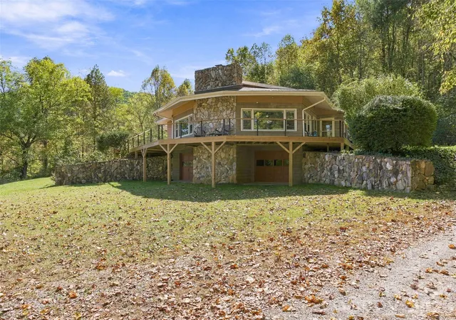 Photo 2 of Single family home for sale at 321 Eagles Nest Rd, Leicester, NC 28748 | MLS# 4433155 | Listing updated on 2026-10-13