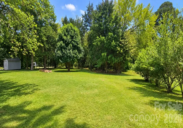 Photo 2 of Single family home for sale at 6067 Lake Wylie Rd, Clover, SC 29710 | MLS# 4433159 | Listing updated on 2026-10-11