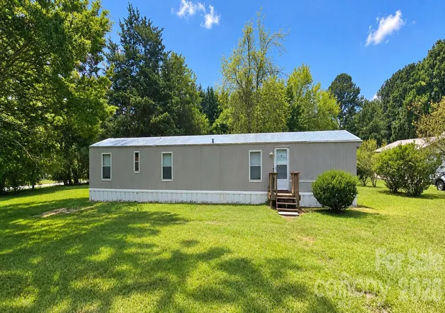 Photo 3 of Single family home for sale at 6067 Lake Wylie Rd, Clover, SC 29710 | MLS# 4433159 | Listing updated on 2026-10-15