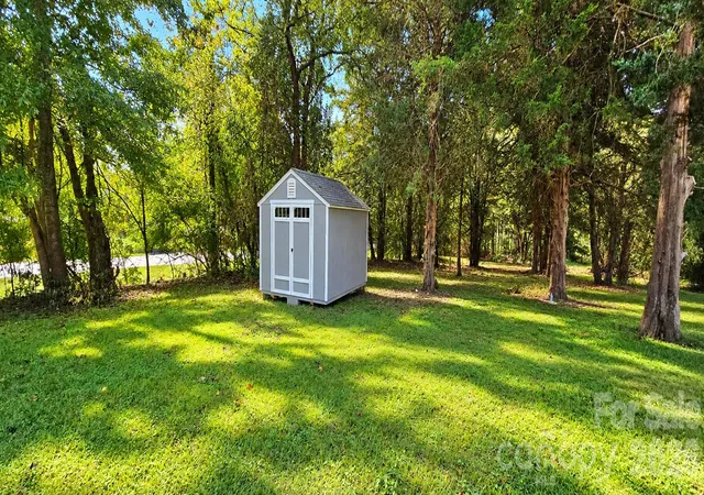 Photo 4 of Single family home for sale at 6067 Lake Wylie Rd, Clover, SC 29710 | MLS# 4433159 | Listing updated on 2026-10-15