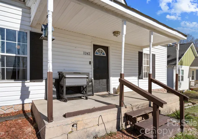 Photo 3 of Single family home for sale at 1242 W Airline Ave, Gastonia, NC 28052 | MLS# 4433162 | Listing updated on 2026-10-09