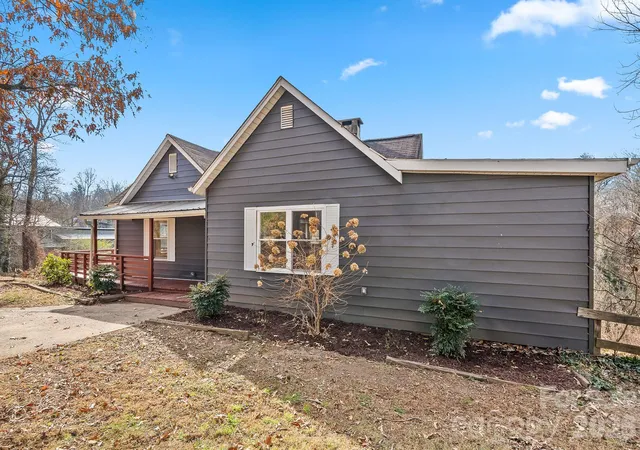 Photo 2 of Single family home for sale at 2 Worley Pl, Asheville, NC 28806 | MLS# 4433228 | Listing updated on 2026-10-30