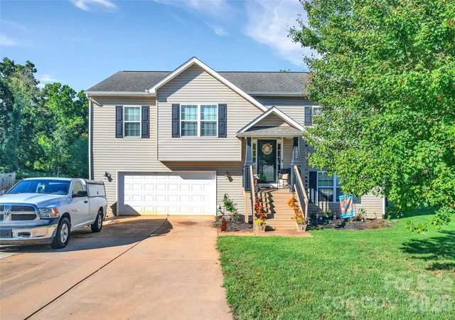 Photo 1 of Single family home for sale at 392 Lone Tree Ln, Clover, SC 29710 | MLS# 4433235 | Listing updated on 2026-10-16