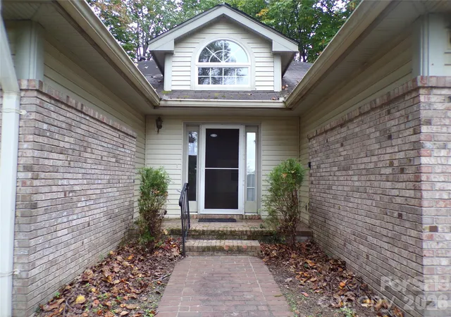 Photo 3 of Single family home for sale at 10 Governors Dr, Hendersonville, NC 28791 | MLS# 4433249 | Listing updated on 2026-10-10