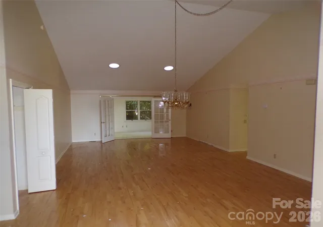Photo 3 of Single family home for sale at 10 Governors Dr, Hendersonville, NC 28791 | MLS# 4433249 | Listing updated on 2026-10-10