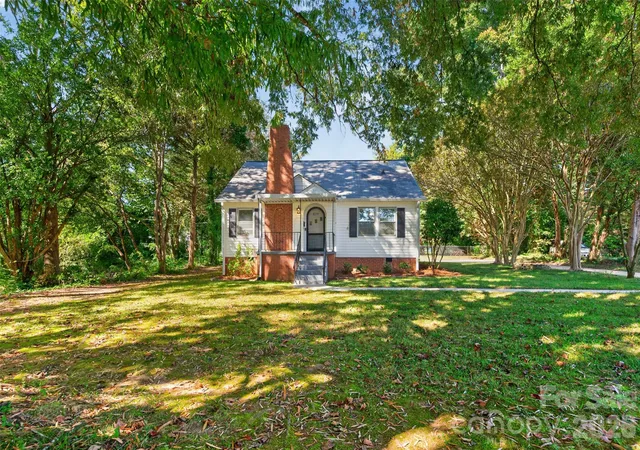 Single family home for sale at 1829 3rd Street NE, Hickory, NC 28601 | MLS# 4433251