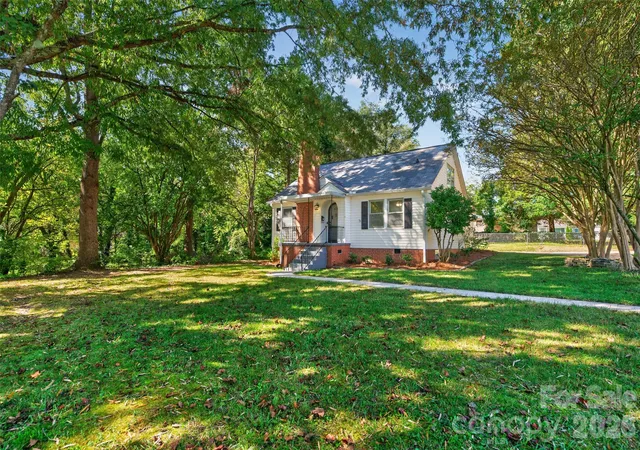 Photo 2 of Single family home for sale at 1829 3rd Street Ne, Hickory, NC 28601 | MLS# 4433251 | Listing updated on 2026-10-09