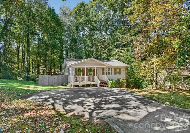 Photo 1 of Single family home for sale at 20 Mctindal Cir, Asheville, NC 28803 | MLS# 4433366 | Listing updated on 2026-10-10