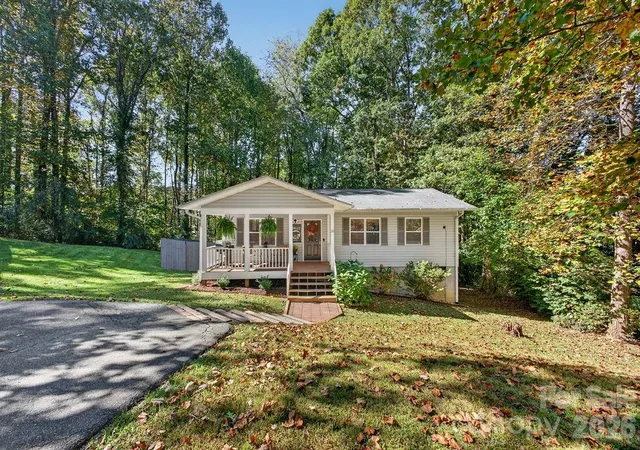 Photo 2 of Single family home for sale at 20 Mctindal Cir, Asheville, NC 28803 | MLS# 4433366 | Listing updated on 2026-10-10