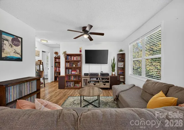 Photo 4 of Single family home for sale at 20 Mctindal Cir, Asheville, NC 28803 | MLS# 4433366 | Listing updated on 2026-10-10