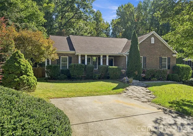 Photo 2 of Single family home for sale at 380 Reed Crk Rd, Mooresville, NC 28117 | MLS# 4433382 | Listing updated on 2026-10-14