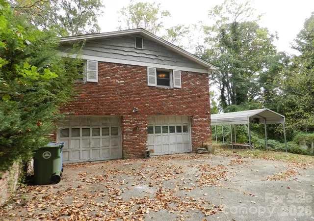 Photo 2 of Single family home for sale at 25 Chateau Pl, Asheville, NC 28805 | MLS# 4433463 | Listing updated on 2026-10-11