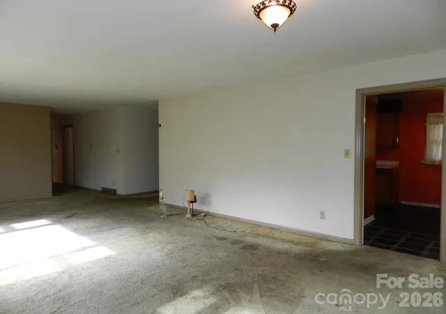 Photo 3 of Single family home for sale at 25 Chateau Pl, Asheville, NC 28805 | MLS# 4433463 | Listing updated on 2026-10-11